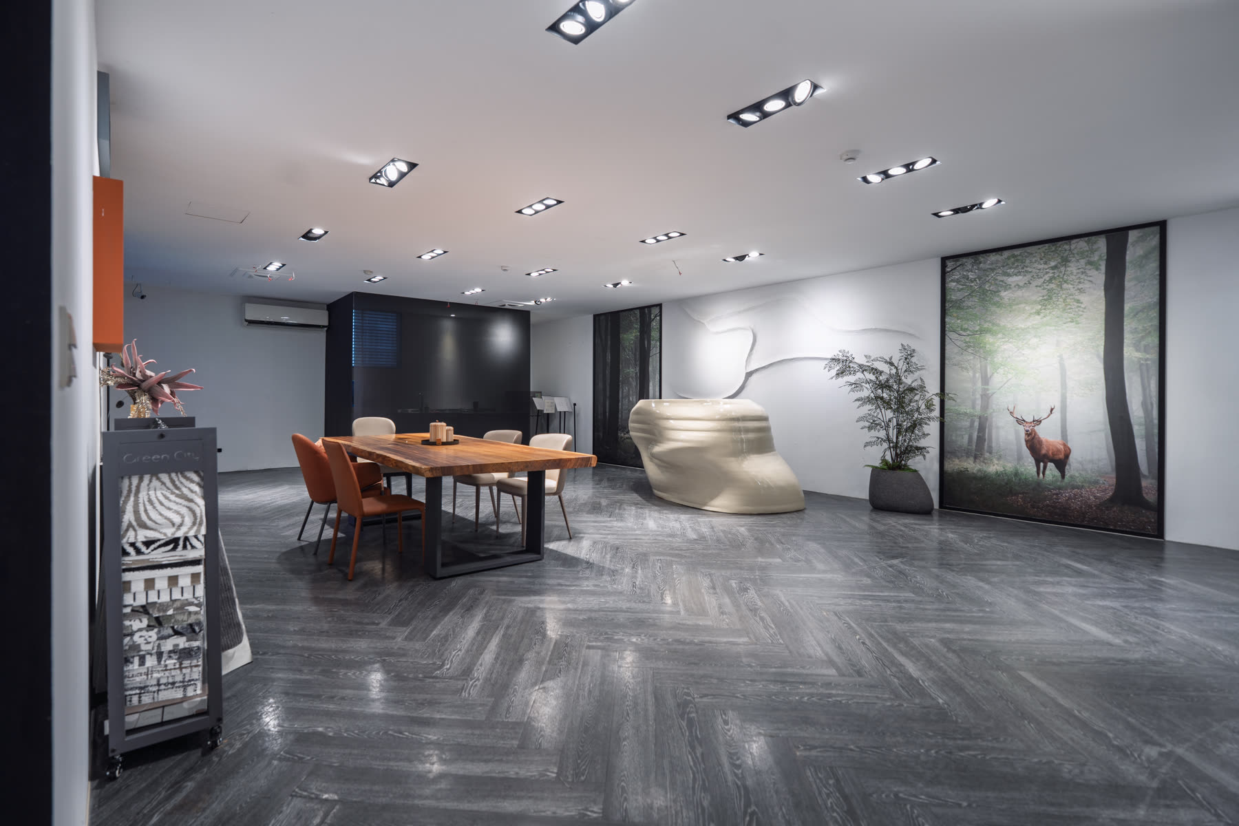 框景與橫向視線展現不同展示區之間的連續性。